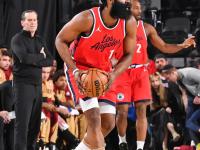 开云体育官网-火箭客场力克快船，哈登砍下35分