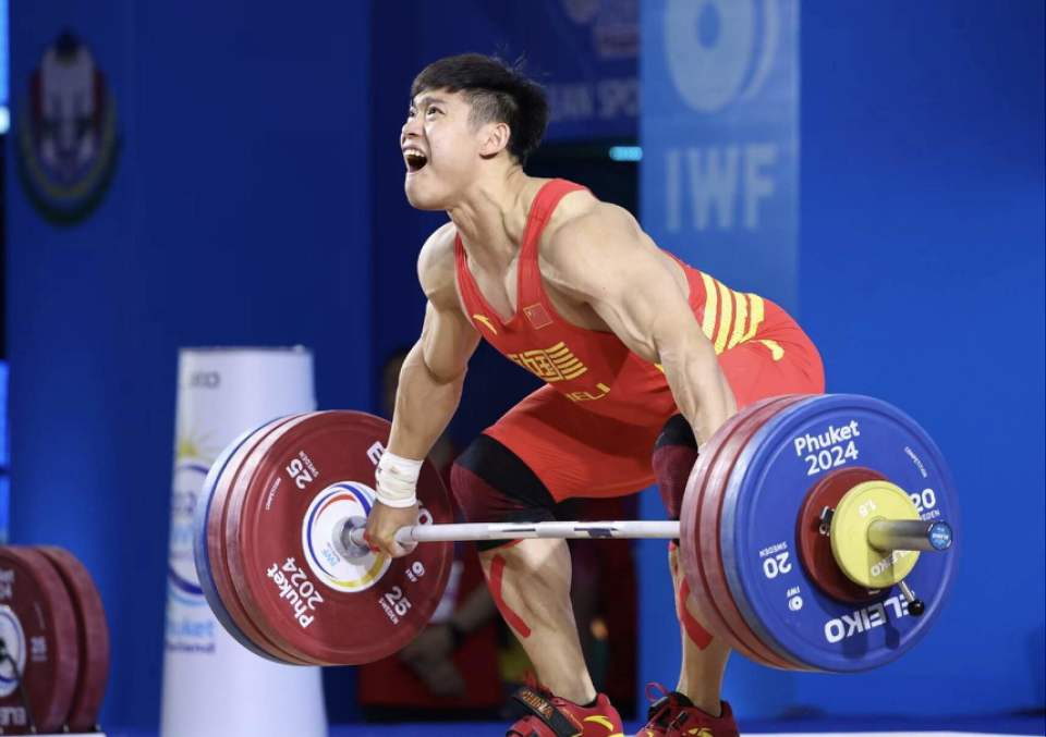 举重选手挺拔身姿,挑战极限重量 举重选手挺拔身姿,挑战极限重量