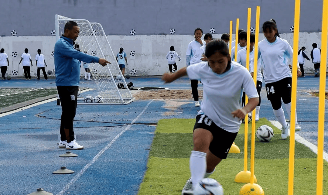 国际球场的女子足球比拼之争 国际球场的女子足球比拼之争