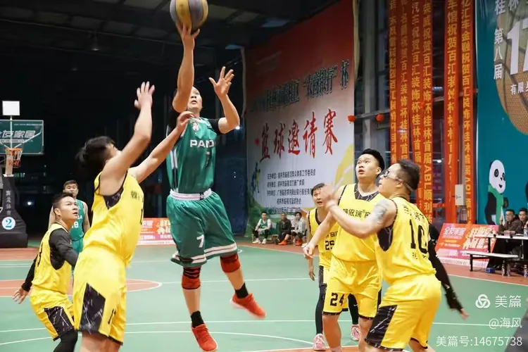 球场上各队员技压群雄,勇夺胜利关键 球场上各队员技压群雄,勇夺胜利关键