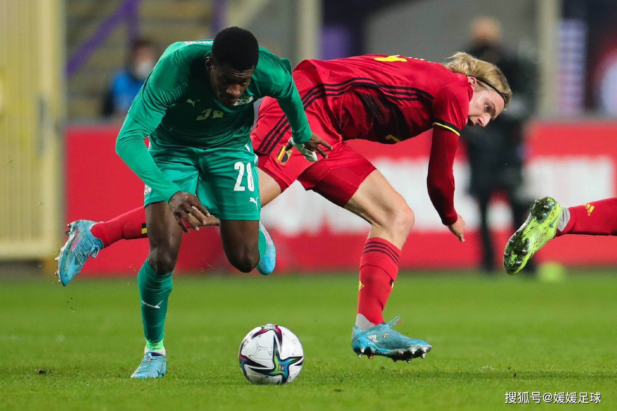 比利时国家队在比赛中碰到对手