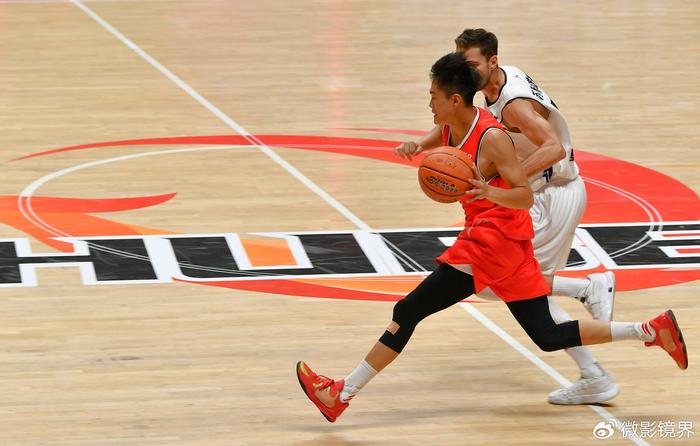 男篮联赛的精彩瞬间落入镜头，赛事精彩