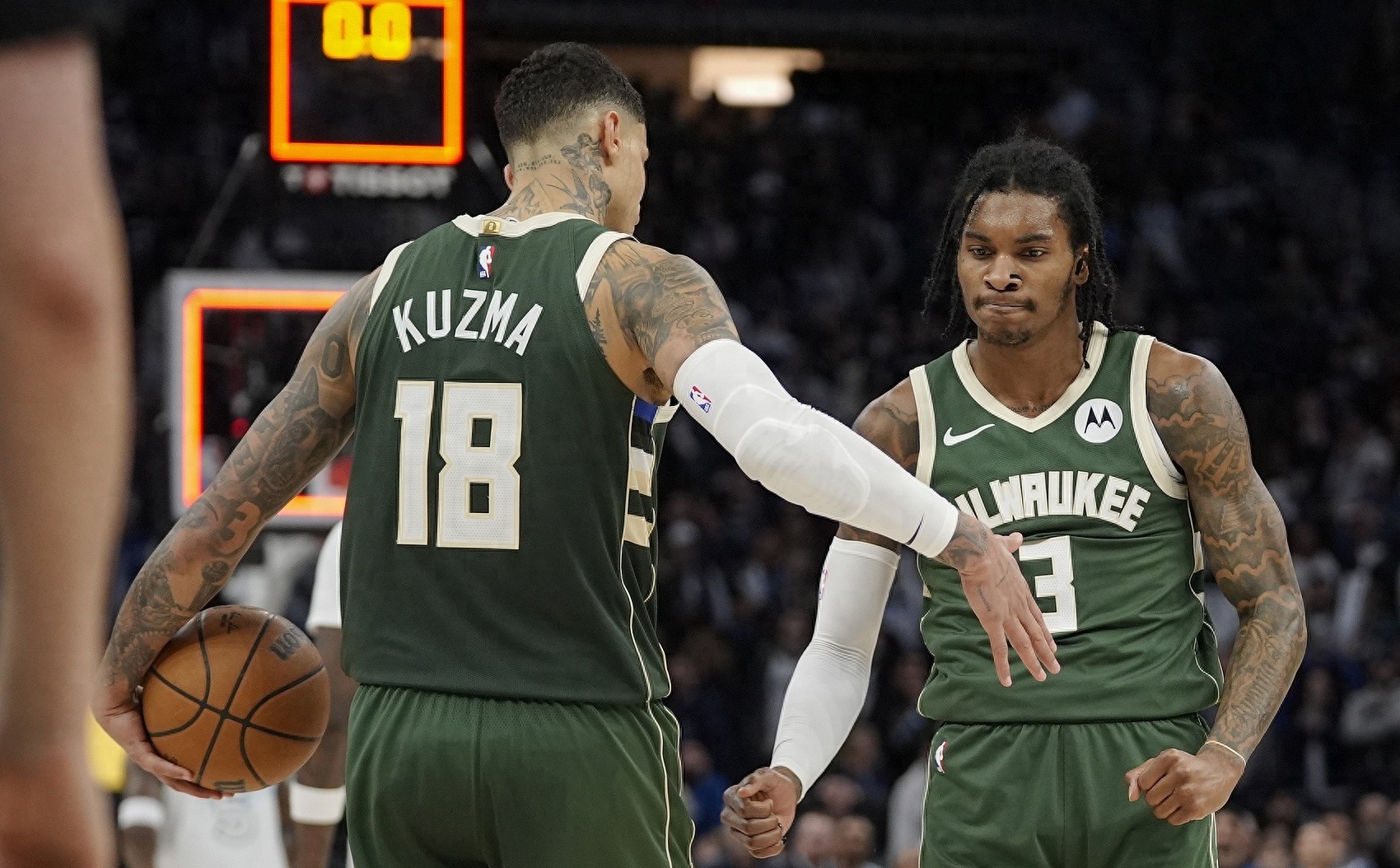 快船擒拿雄鹿保持不败