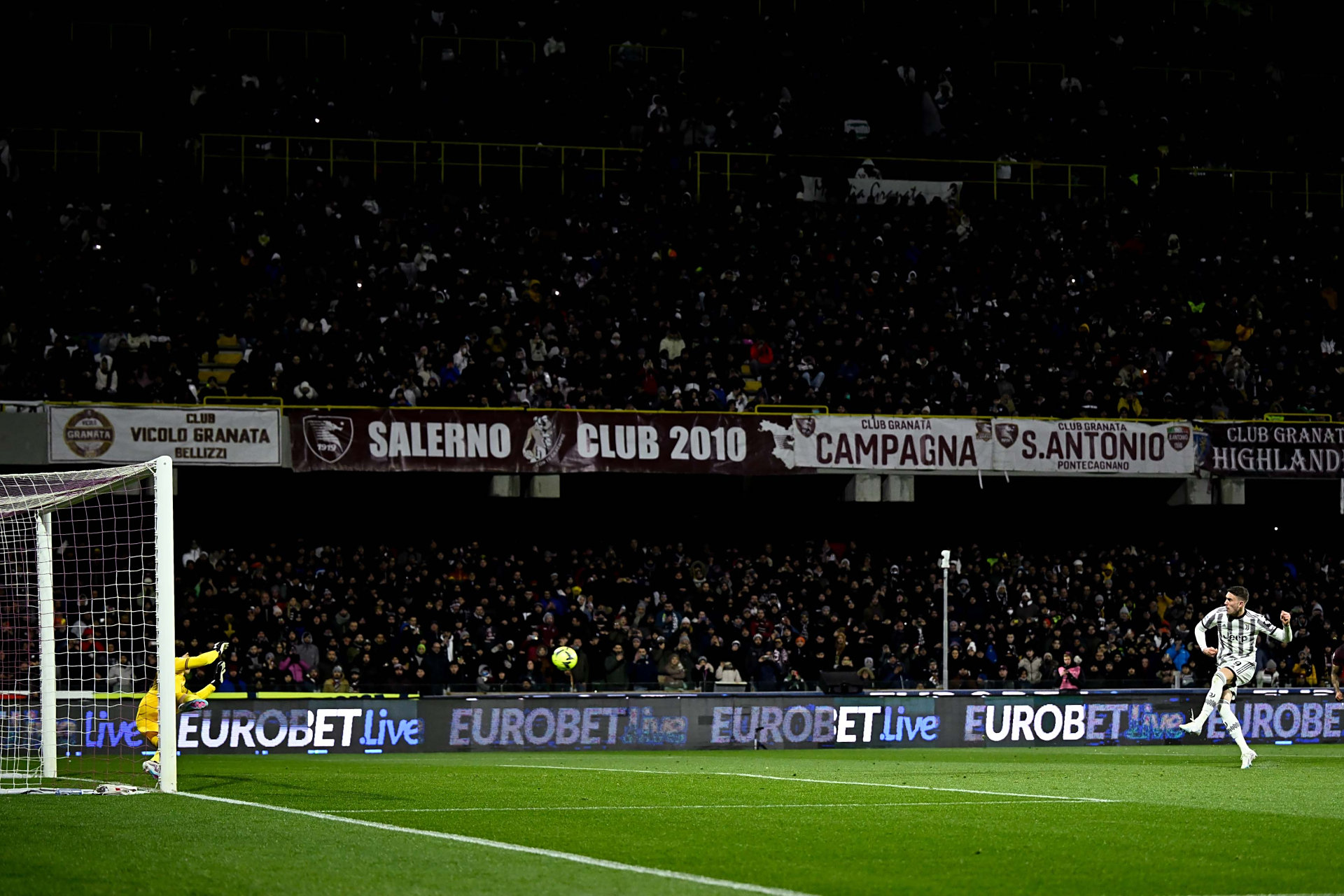 尤文图斯主场5-0轻取佛罗伦萨，梅开二度领跑意甲积分榜