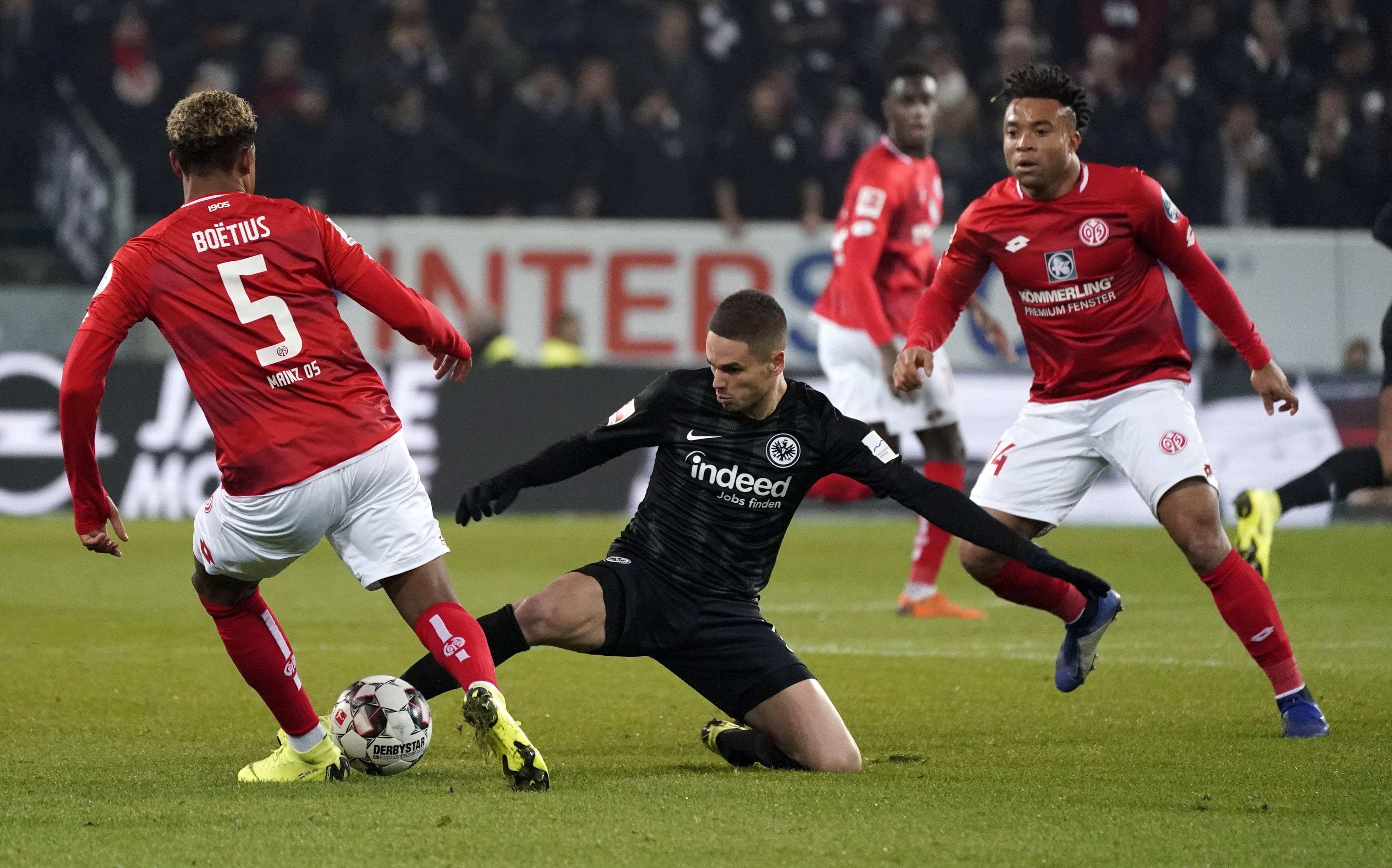 弗赖堡客场战平霍芬海姆,德甲中游球队难分伯仲 弗赖堡客场战平霍芬海姆,德甲中游球队难分伯仲