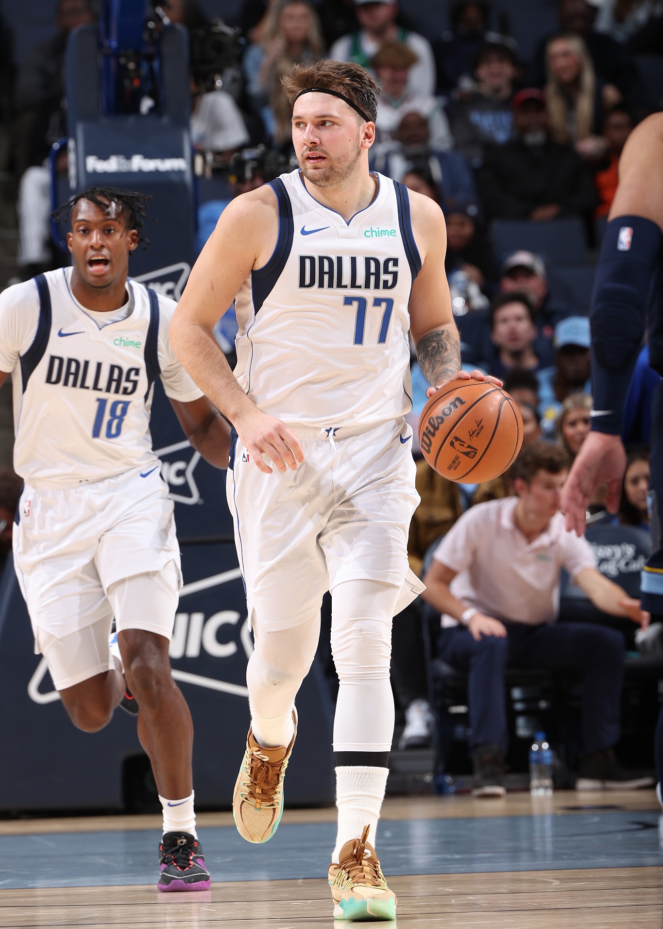 关于新疆队完胜灰熊，东契奇高光表现的信息