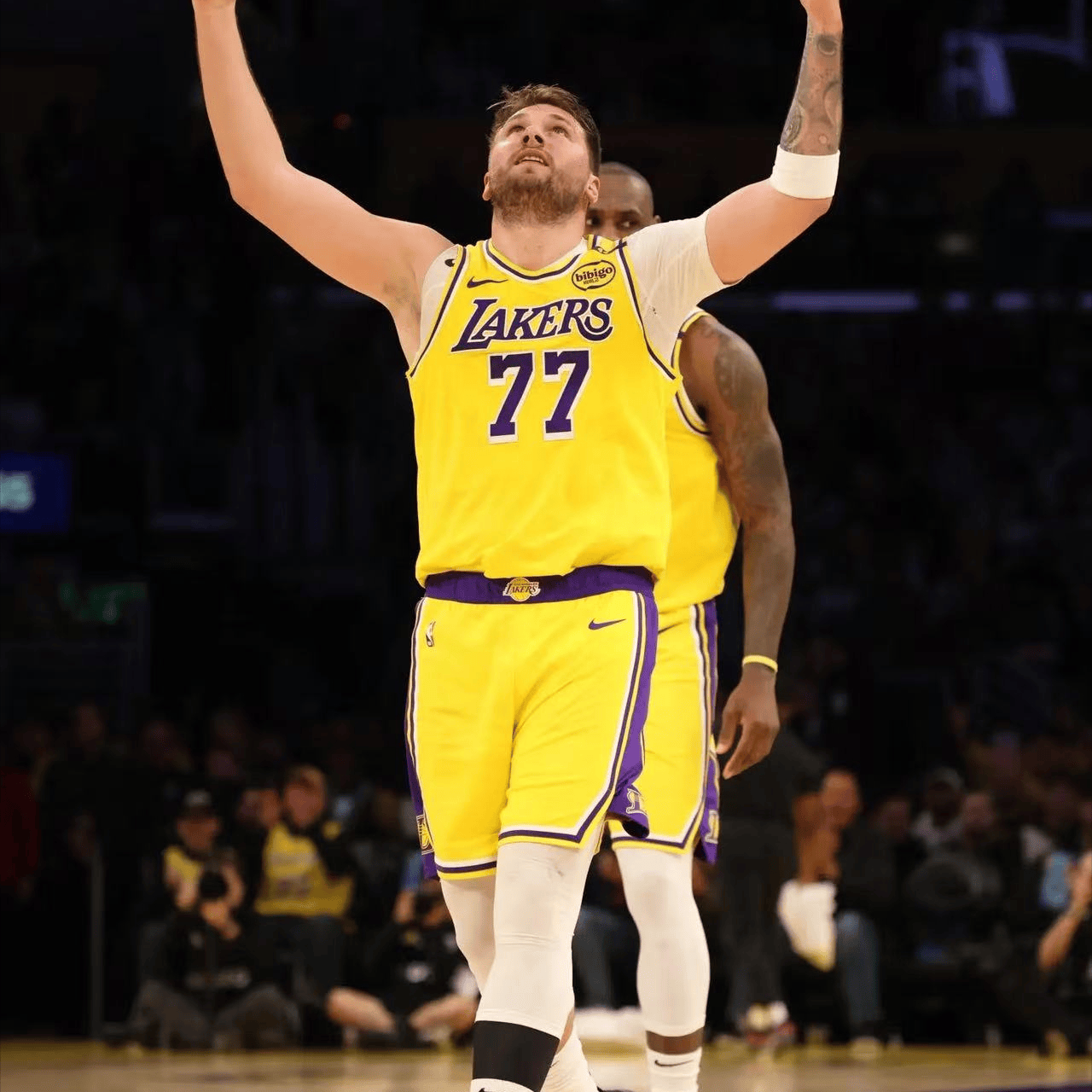 关于新疆队完胜灰熊，东契奇高光表现的信息